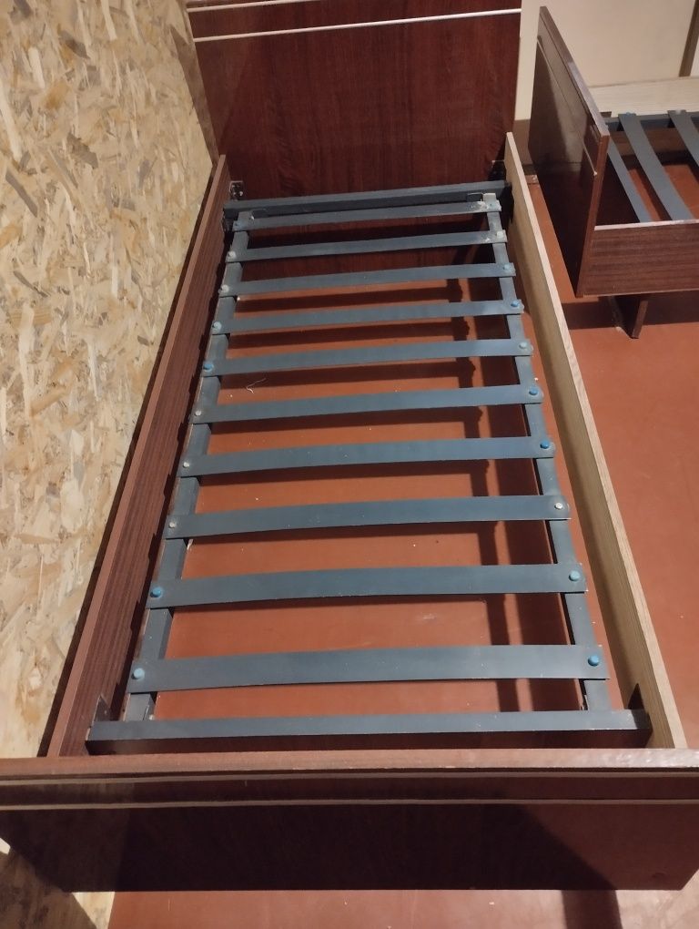 Продам 2 кровати б/у с матрацами. 1400 грн