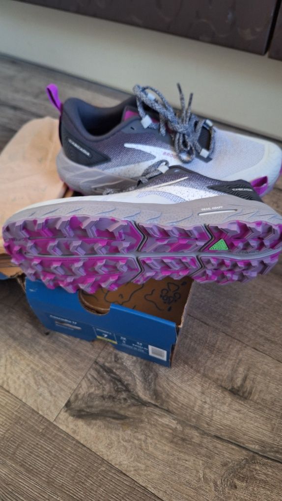 Brooks cascadia 17 кросівки жіночі