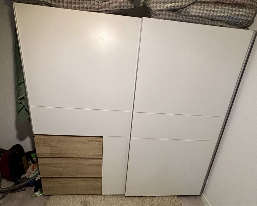 Biała szafa z drzwiami przesuwnymi 3 szuflady 2 m