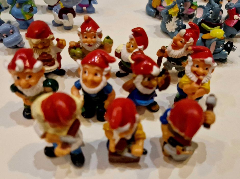 Фигурки игрушки Киндер сюрприз гномы слоники бегемоты акулы попугаи