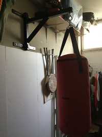 Saco de boxe com suporte para parede