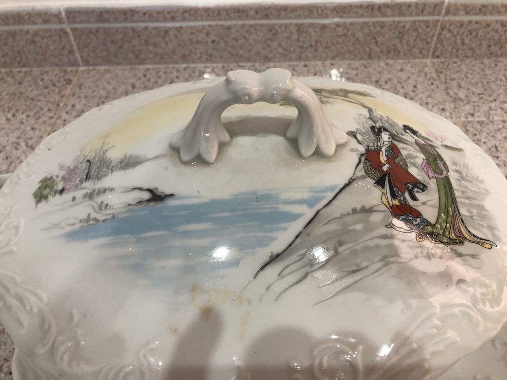 Terrina em porcelana portuguesa