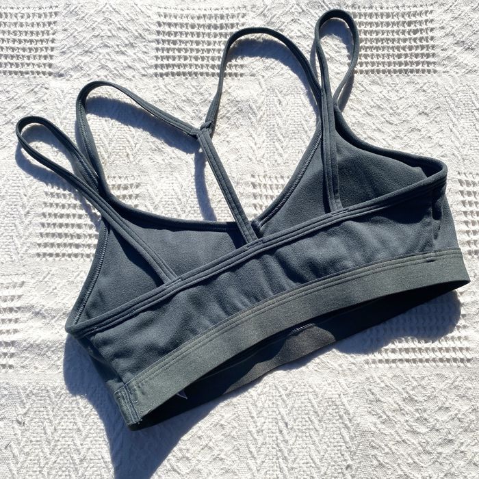 топ топик adidas yoga essentials light-support лиф серо-зеленый ориг