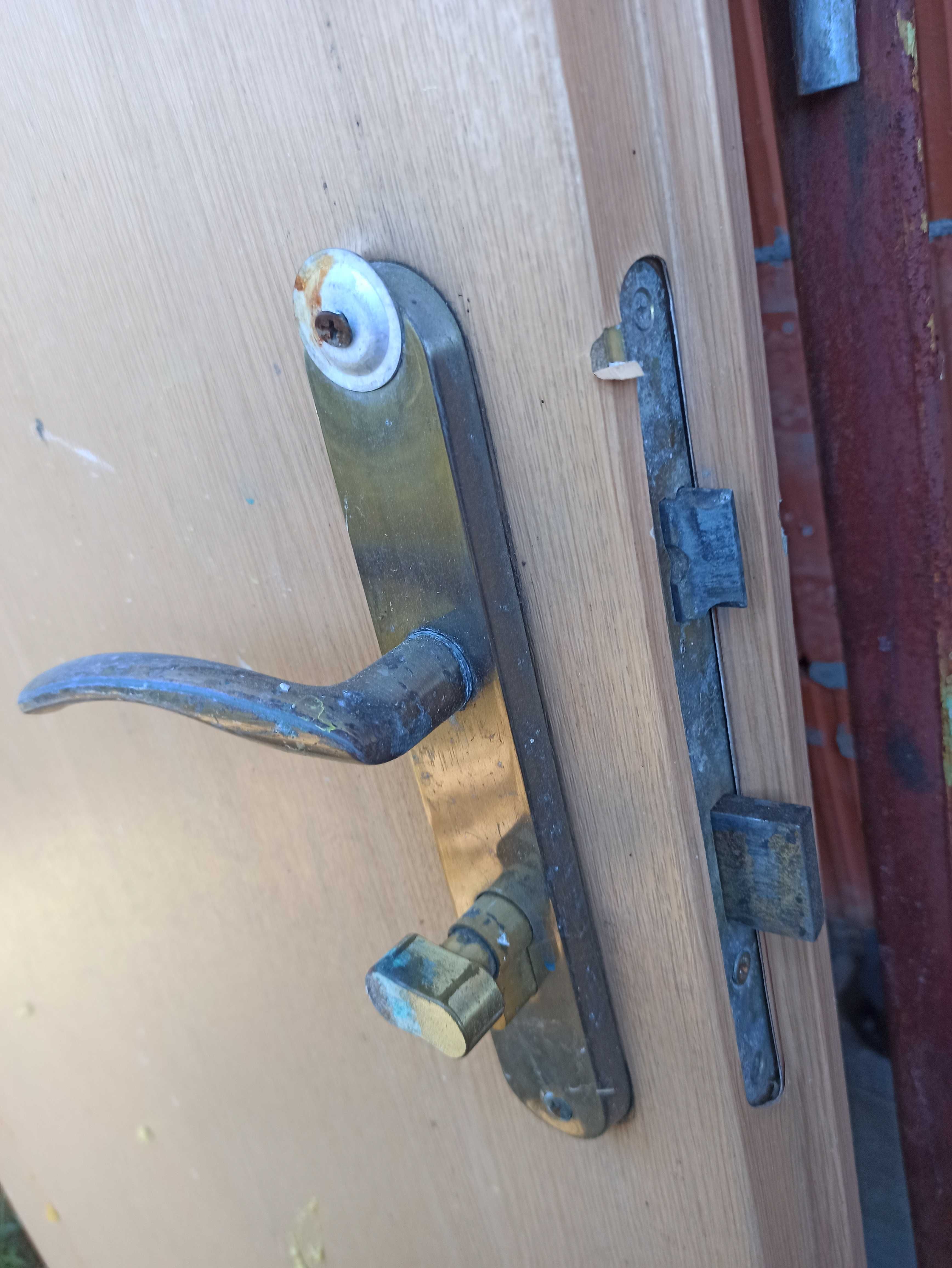 Drzwi budowlane z zamkiem i kluczem