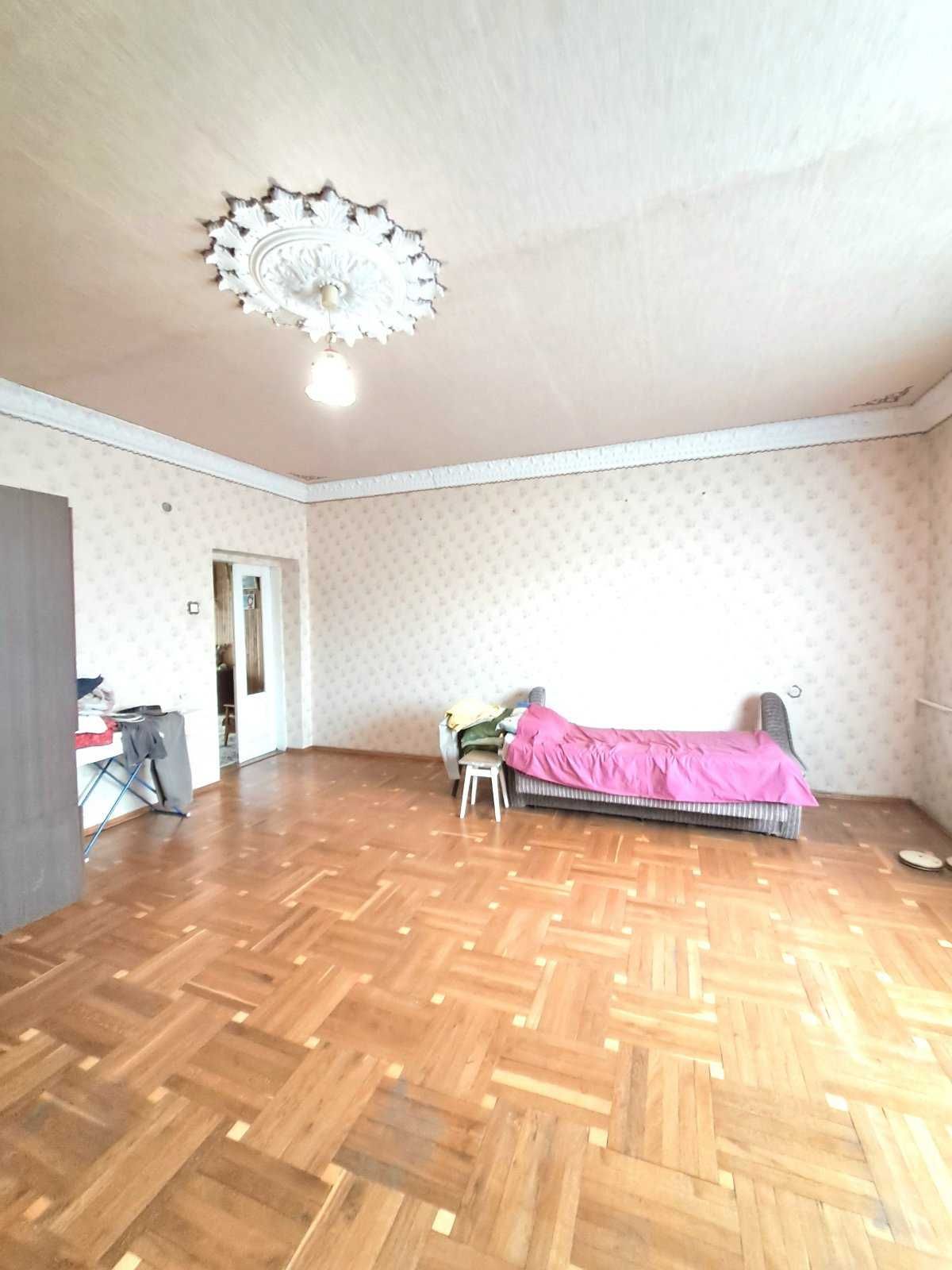 Продам міцний будинок в центрі Соколівки.