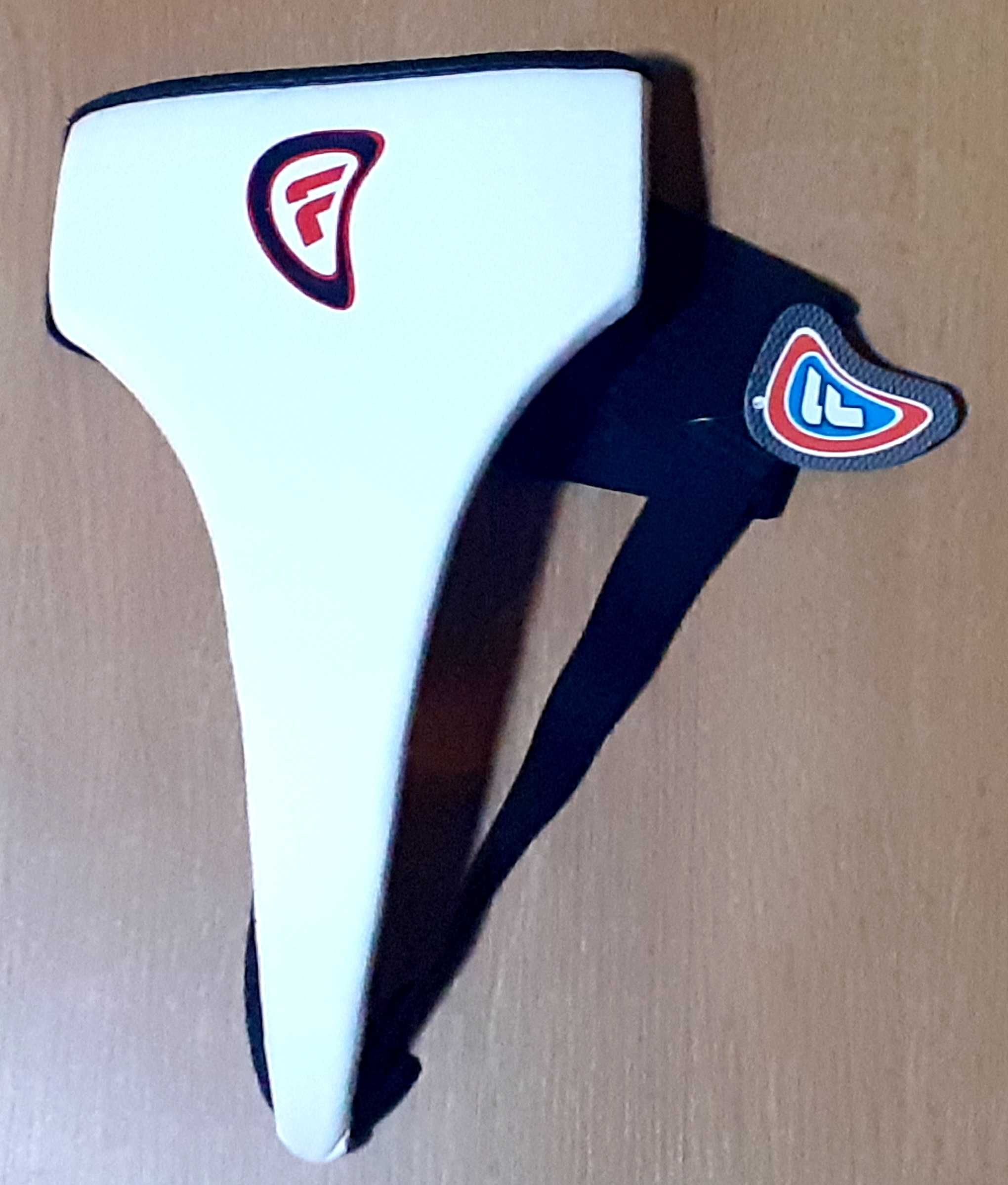 Damski ochraniacz na krocze do karate