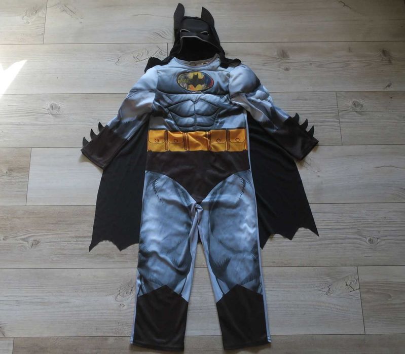 Strój karnawałowy Batman z mięśniami rozmiar 116, 5-6- lat