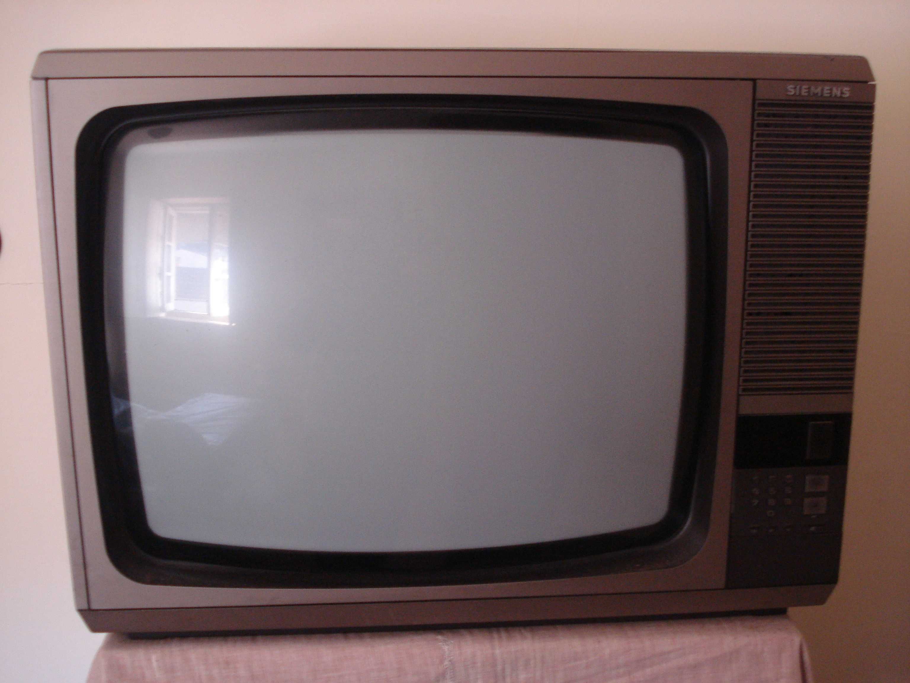 Televisor antigo com imagem a preto e branco