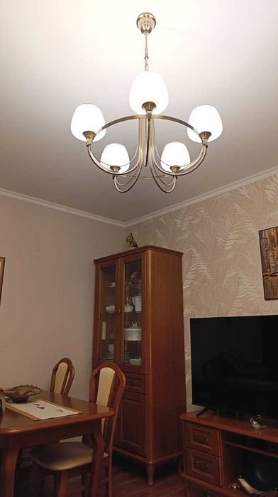 Sprzedam żyrandol używany.