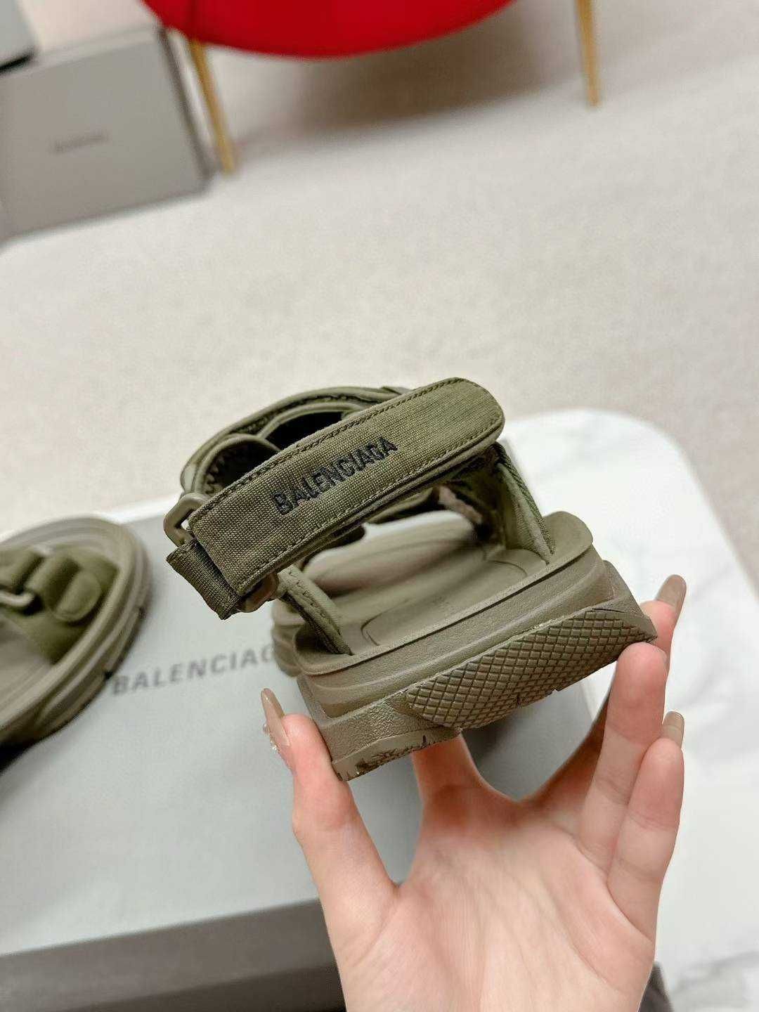 Balenciaga Buty, sandaly klapki, skora 080220