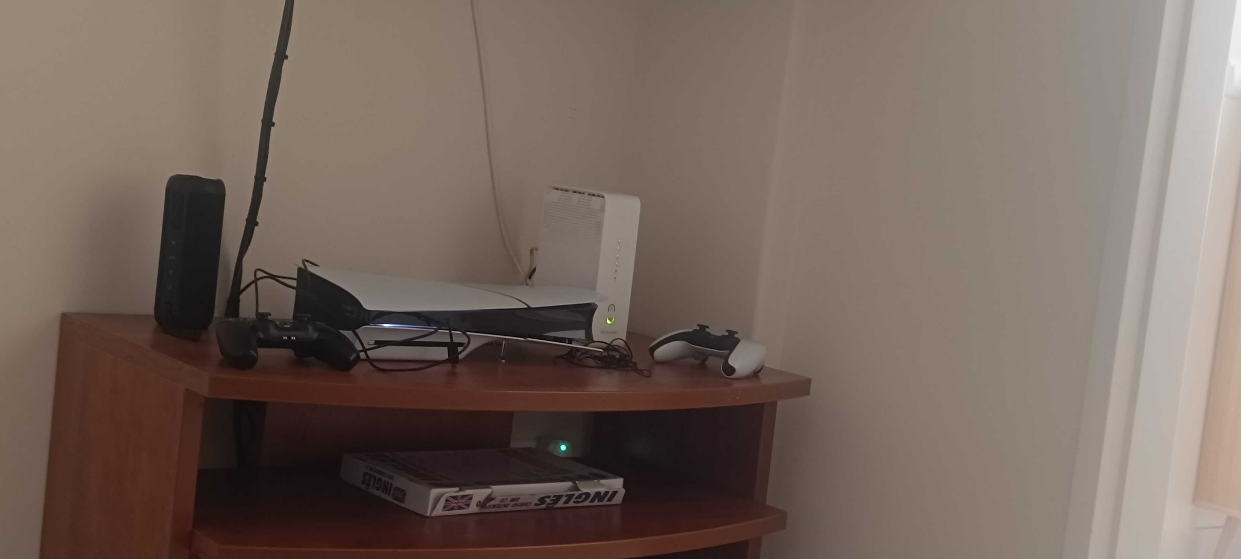Vendo PlayStation 5 com 2 comandos entrego em mão, só vendo no Algarve