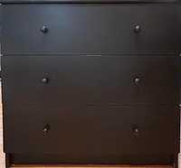 czarna szafka z trzema szufladami z IKEA