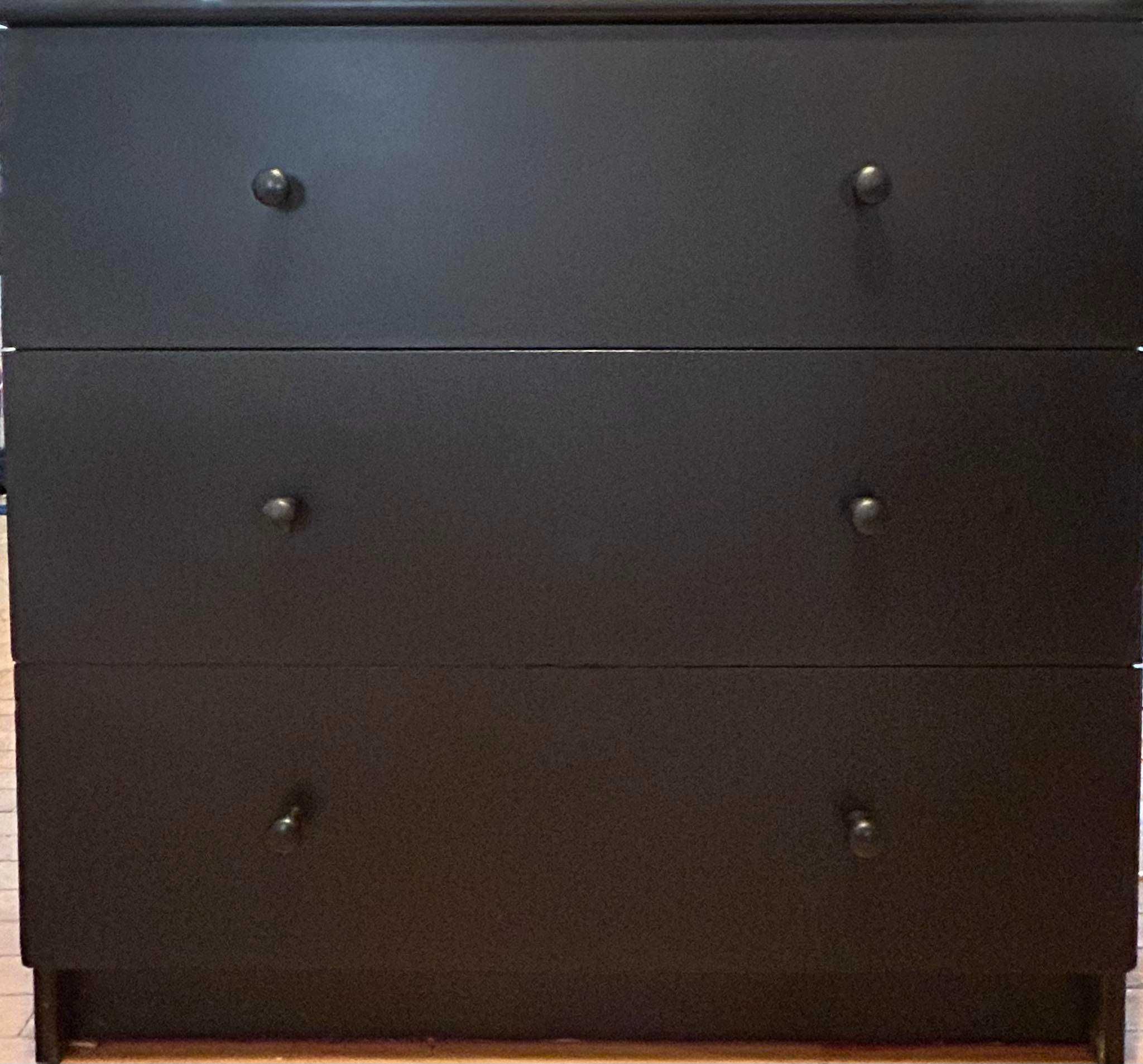 czarna szafka z trzema szufladami z IKEA