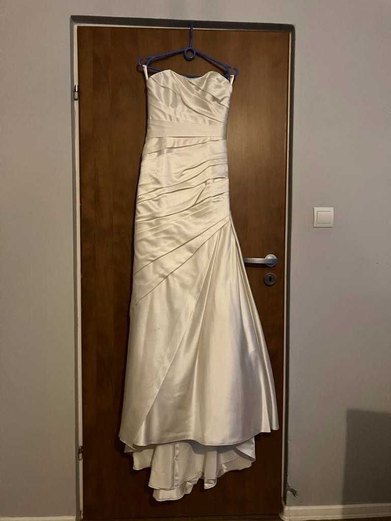 Ekskluzywna suknia ślubna White One W1 z eleganckim kapeluszem