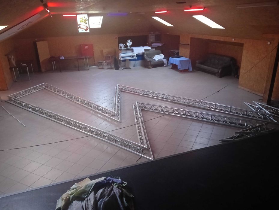 Konstrukcja z kratownicy aluminiowej