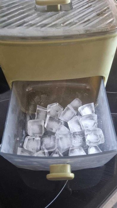 Recipiente para Fazer e Armazenar Gelo | 48 Cubos | Tampa Easy-Press