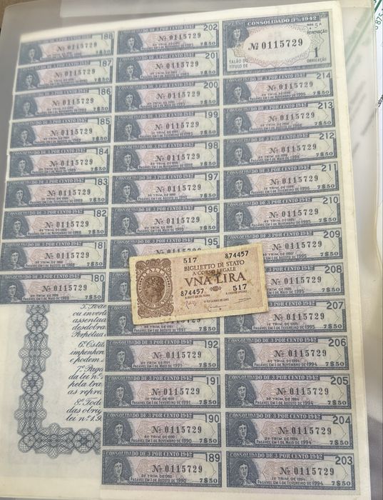 Conjunto de moedas e notas antigas