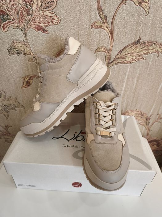 Продам зимові жіночі кросівки