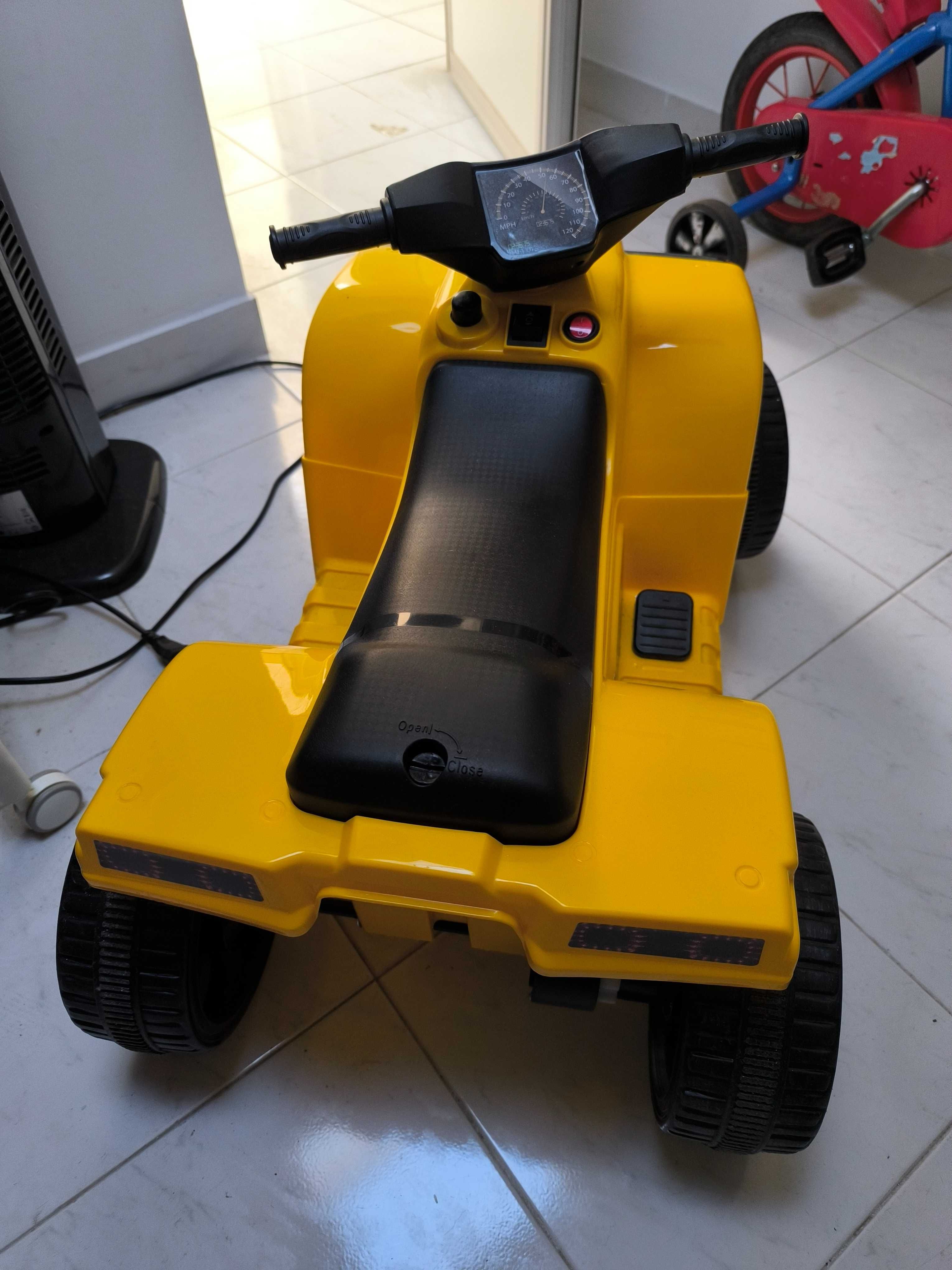 Carro elétrico criança