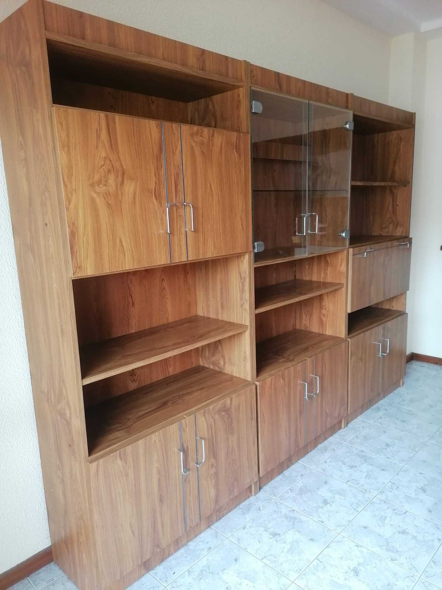 Armário de sala com bastante arrumaçao