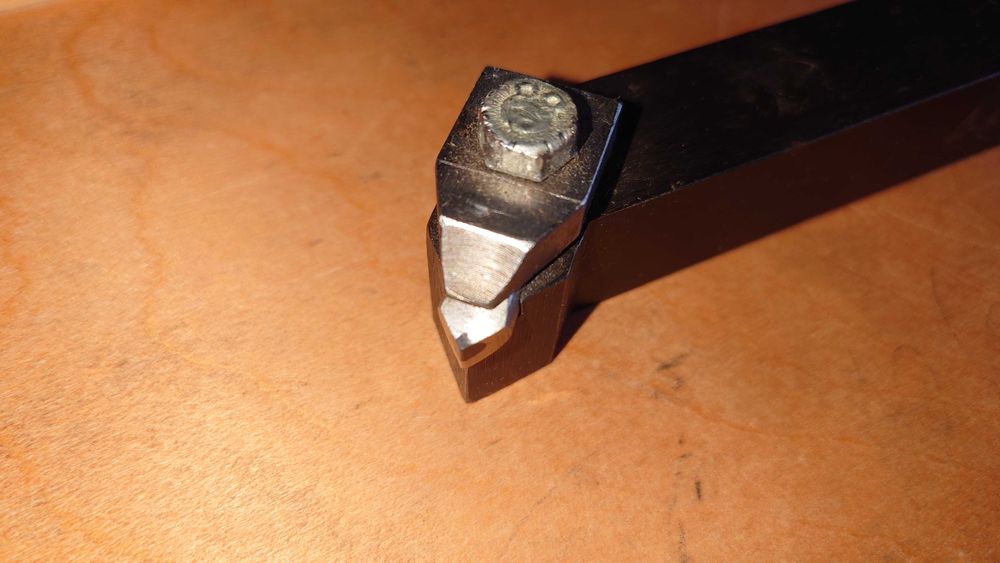 Резец токарный сборный подрезной со вставкой на основе нитрида бора