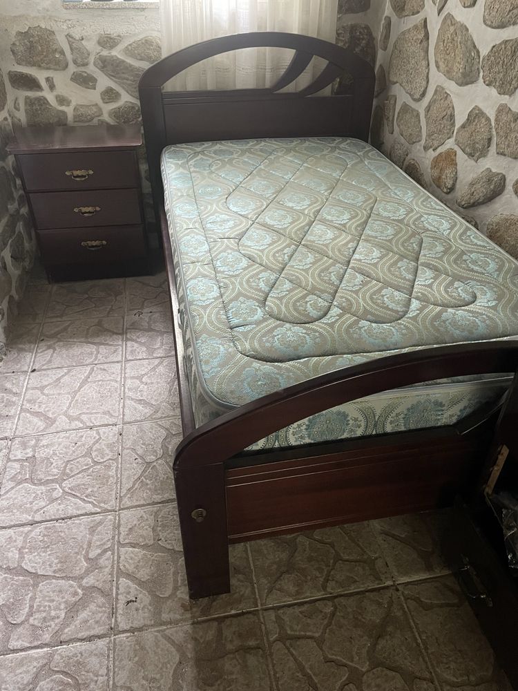 Cama single com mesinha cabeceira
