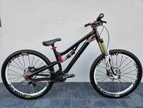 YT Play slope dirt BOS Saint X0