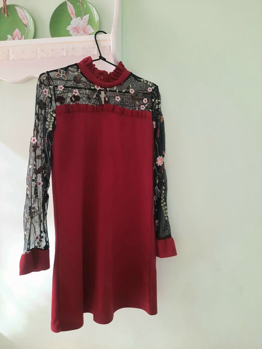 Червона сукня з прозорими рукавами