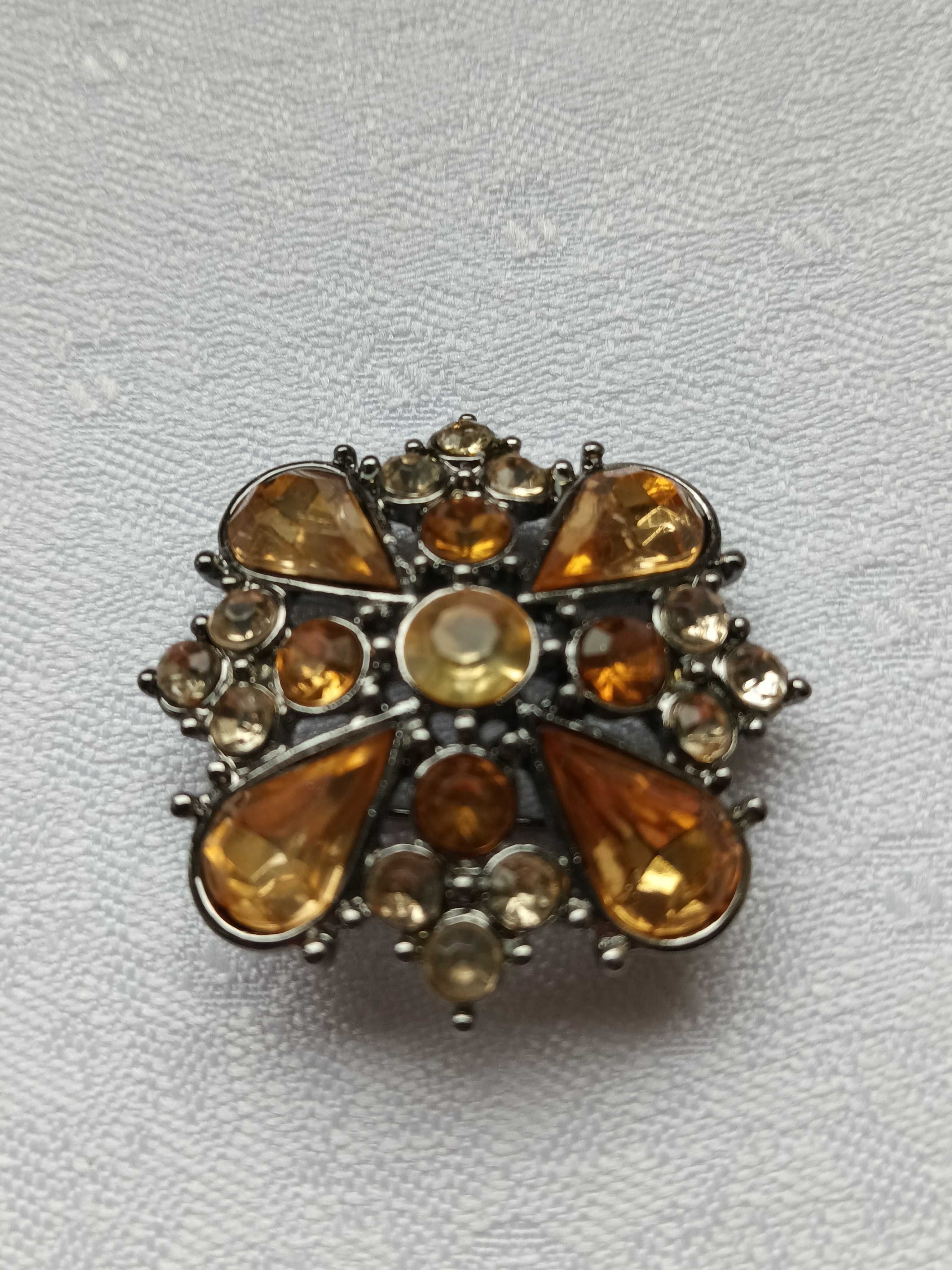 Broszka w starym stylu oczka w odcieniach brązu srebrny metal
