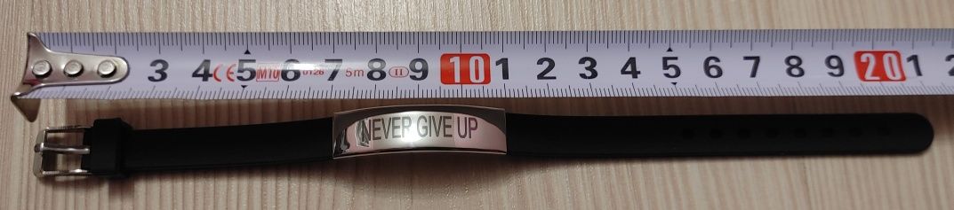 Bransoleta z wygrawerowanym napisem NEVER GIVE UP