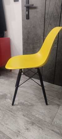 Krzesło skandynawskie żółte z czarnymi nóżkam Dsw Milano