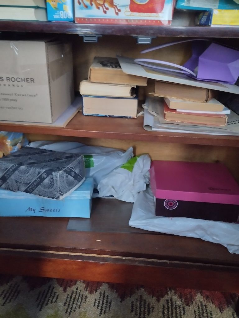 Книжний шкаф, шафа