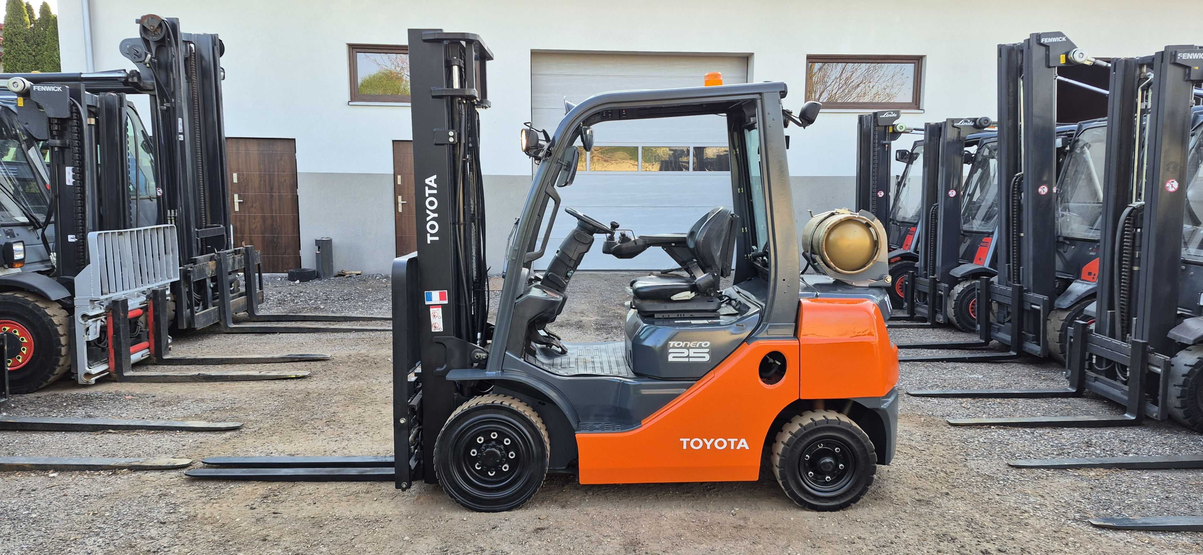 Toyota 8FGF25 - Rok 2015 - pozycjoner/przesuw - 4750 mth - Waga