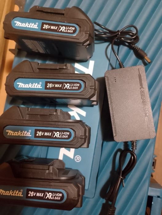 Акумуляторні болгарка, шуруповерт у кейсі, виробник Makita