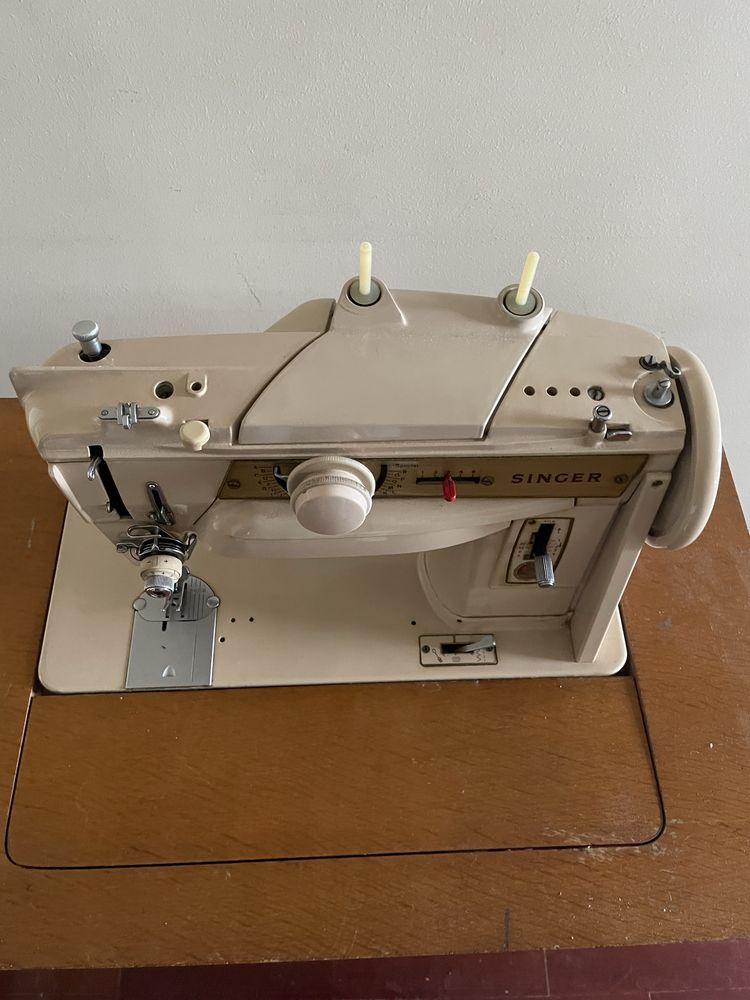 Máquina Singer 411G antiga a pedal