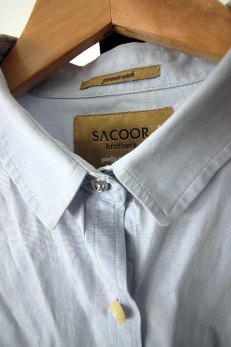 Conjunto de 2 camisas, branca e azul clara, da Sacoor