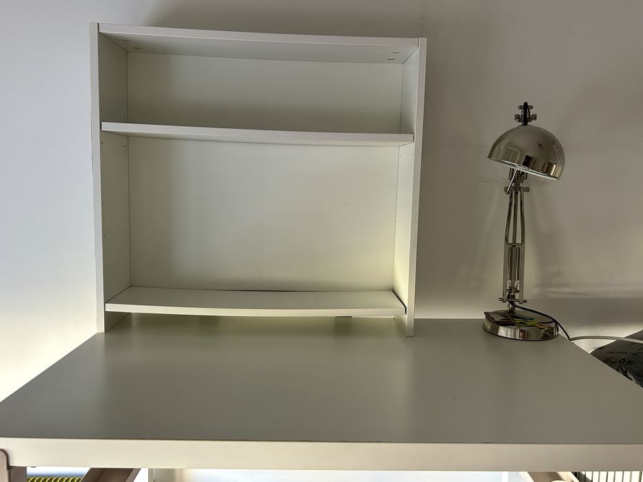 Secretaria Ikea em bom estado