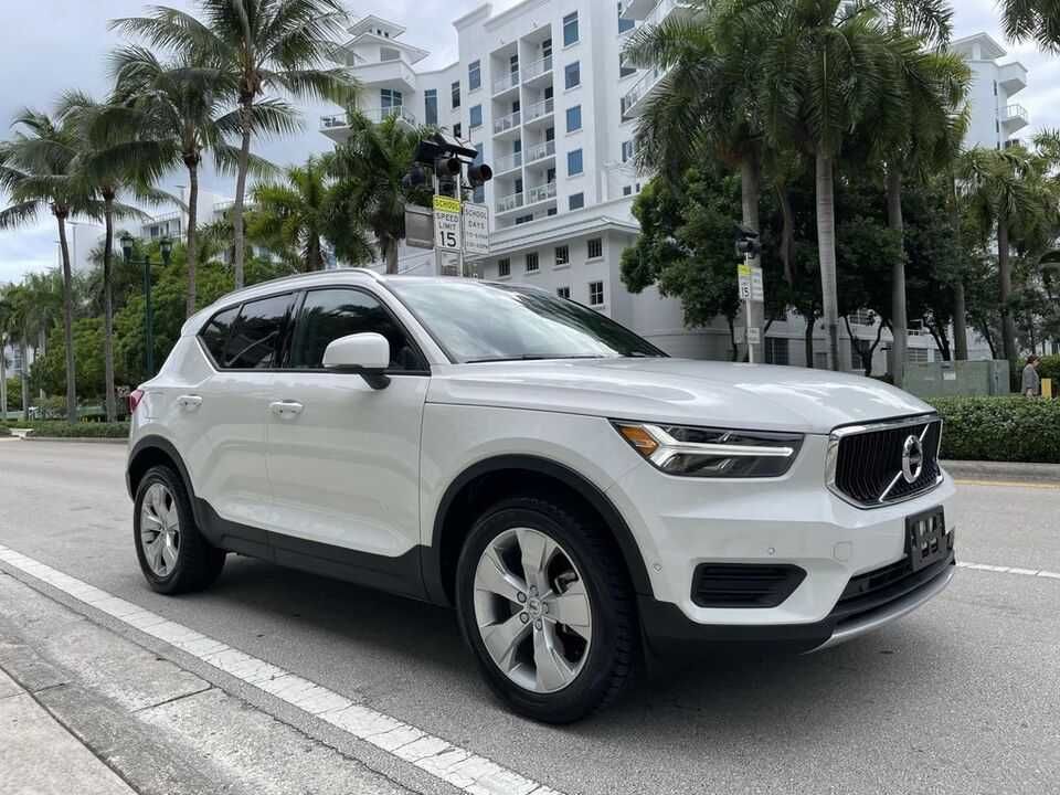 2019 Volvo XC40 T5 Momentum Sport Utility 4D