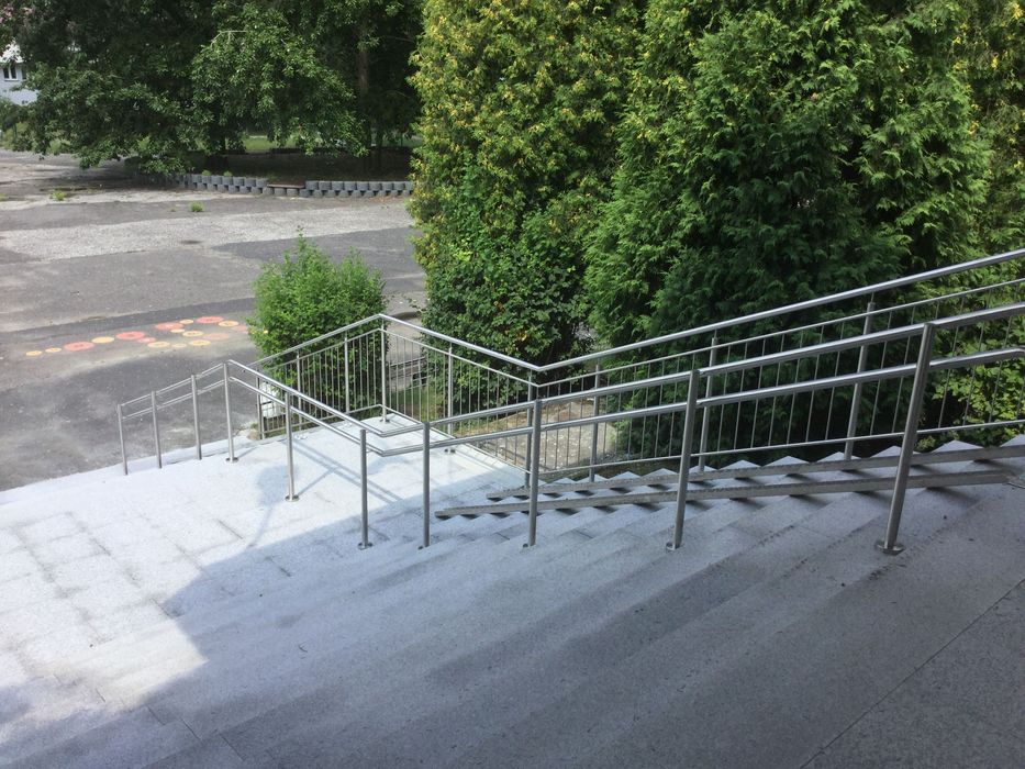 Balustrady barierki nierdzewne podjazdy dla osób niepełnosprawnych