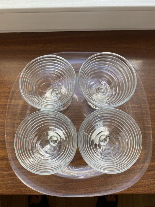 Блюдо и вазочки для мороженного цена за все 400 грн