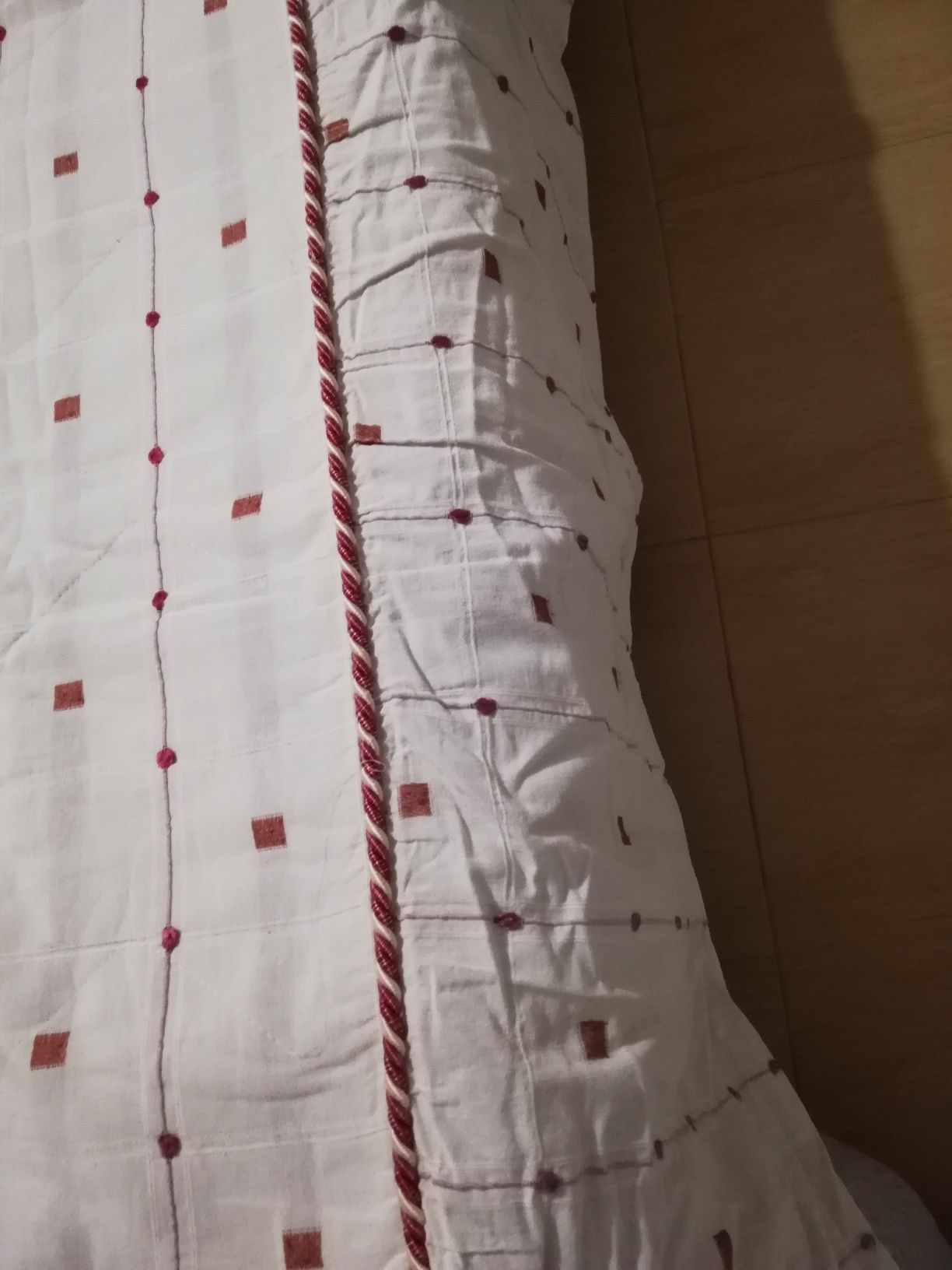 Edredao branco com pontos bordeaux