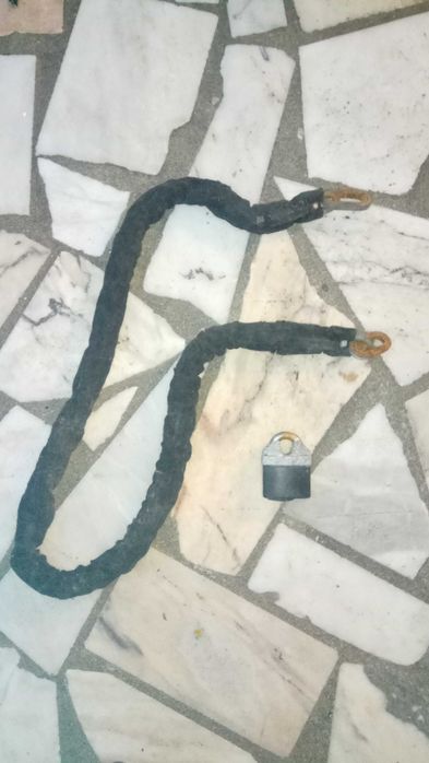 Luvas e corrente de mota