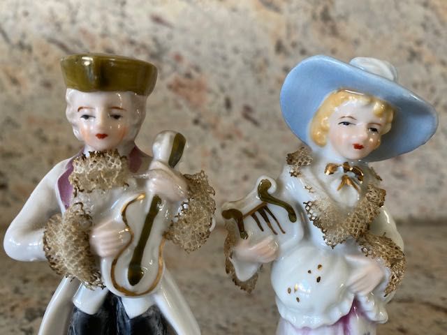 Par de estatuetas em porcelana
