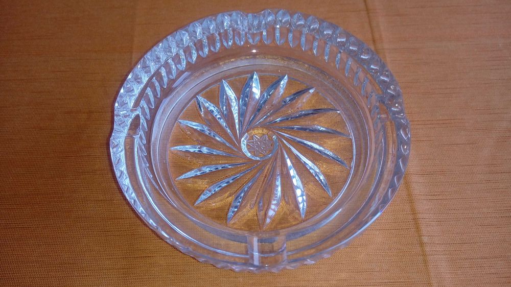 Okrągła duża szklana popielniczka o średnicy 17 cm.