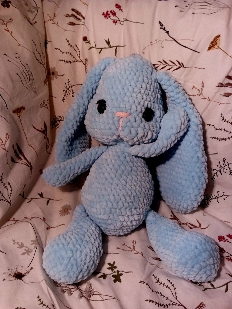 Króliczek amigurumi niebieski