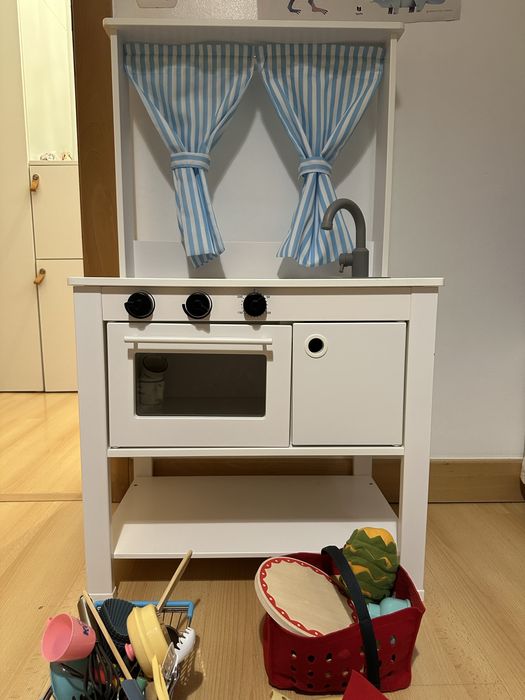 Cozinha de brincar com objetos de cozinha incluídos
