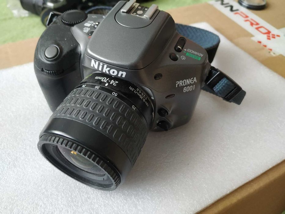 Aparat Nikon Pronea 600i z futerałem. obiektyw 24-70 mm