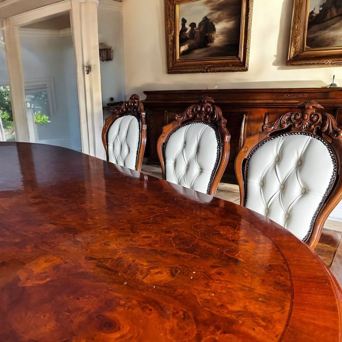 Piękny włoski stół i 8 krzeseł w skórze ecru nowy materiał