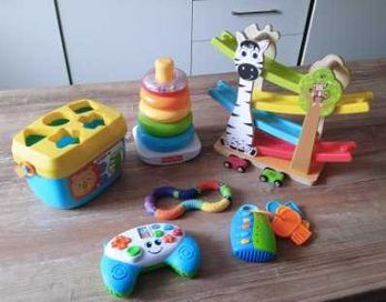 Zestaw zabawek dla maluszka Fisher Price i inne.