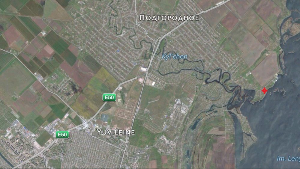 Участок у воды с фундаментом в Подгородном